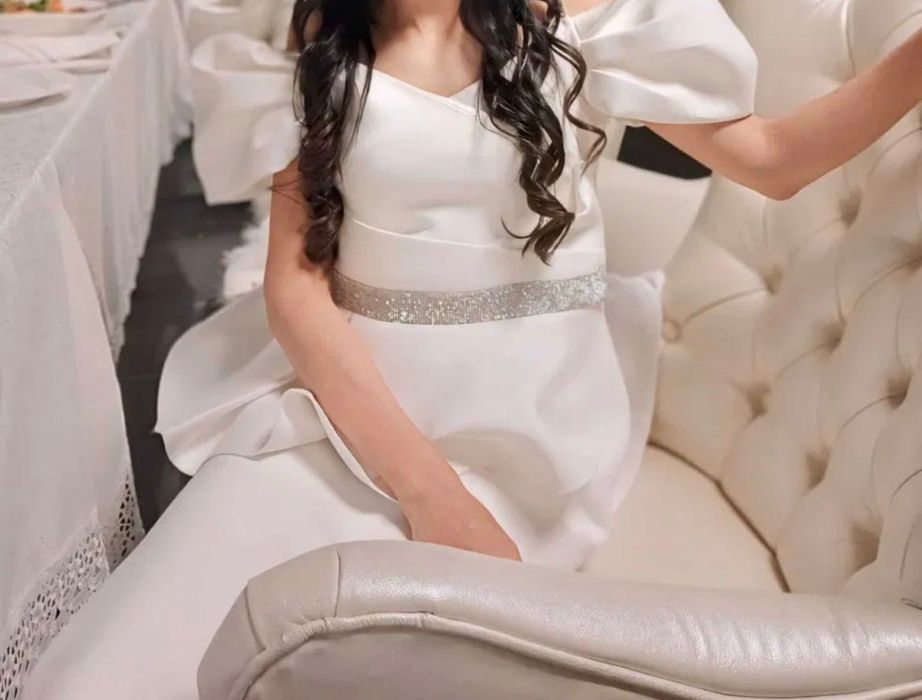 Продам белое красивое нарядное платье