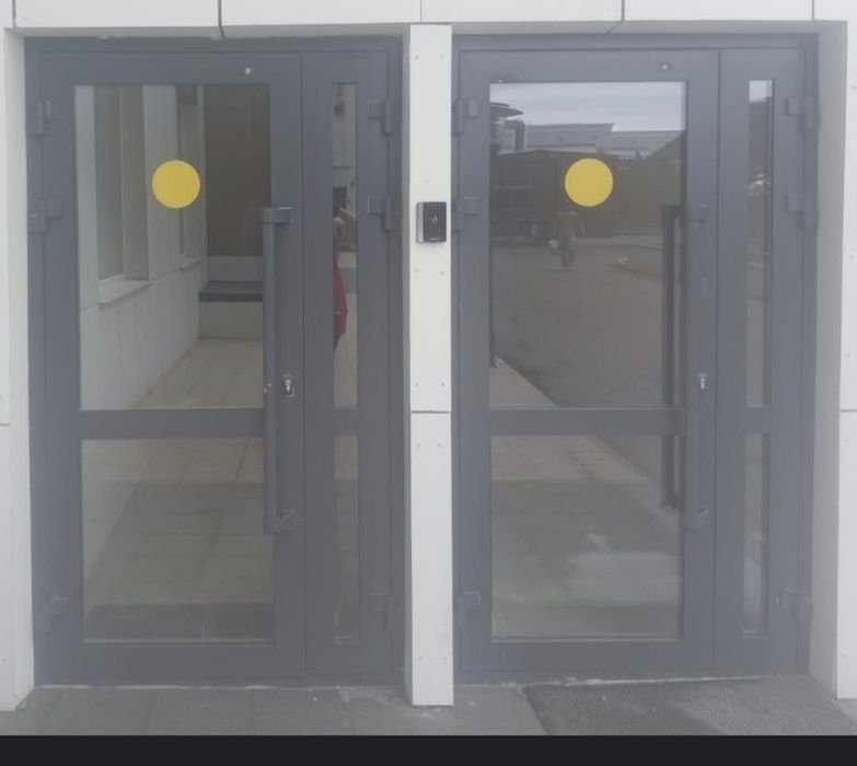 Двери алюминиевые окно пластик