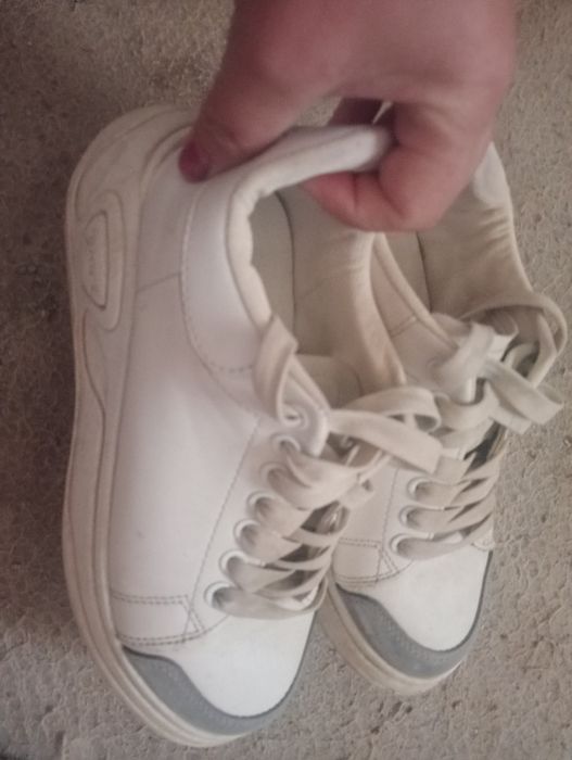 Шуба и красовки.