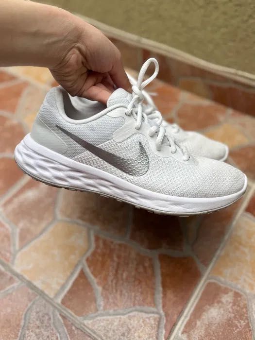 Nike бели маратони Нови