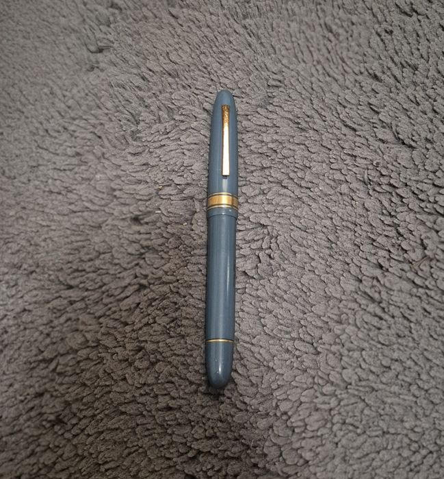 Stilou OMAS Extra original, peniță aur 18K, stare foarte bună, scriere fină, model italian premium pentru colecție sau utilizare.