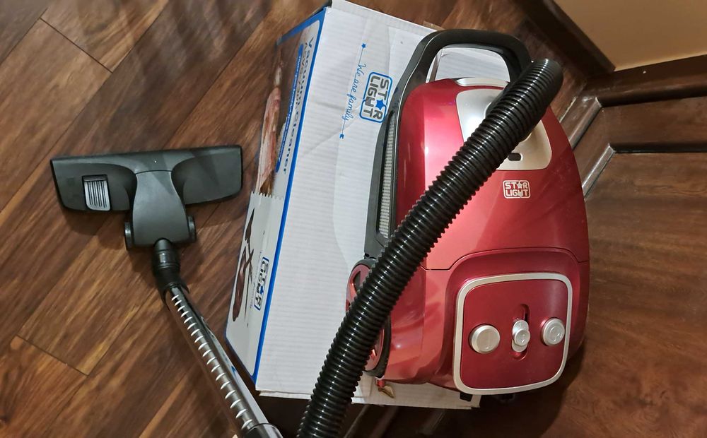 Прахосмукачка с торба Star-Light ASVS-730R, 3 л, 700 W, Филтър HEPA