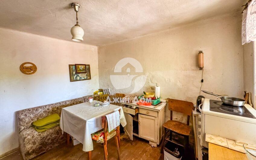 Двуетажна къща с двор в гр. Средец