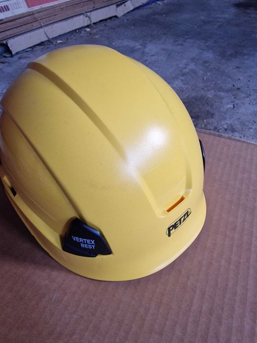 Предпазно облекло Petzl за алпинизъм