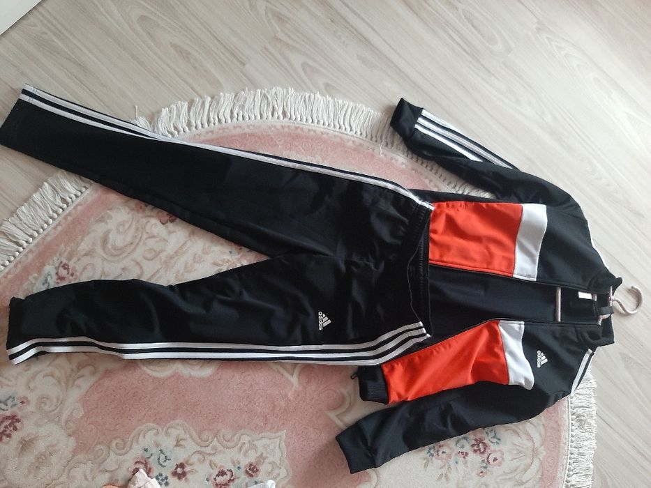 Adidas анцунг комплект