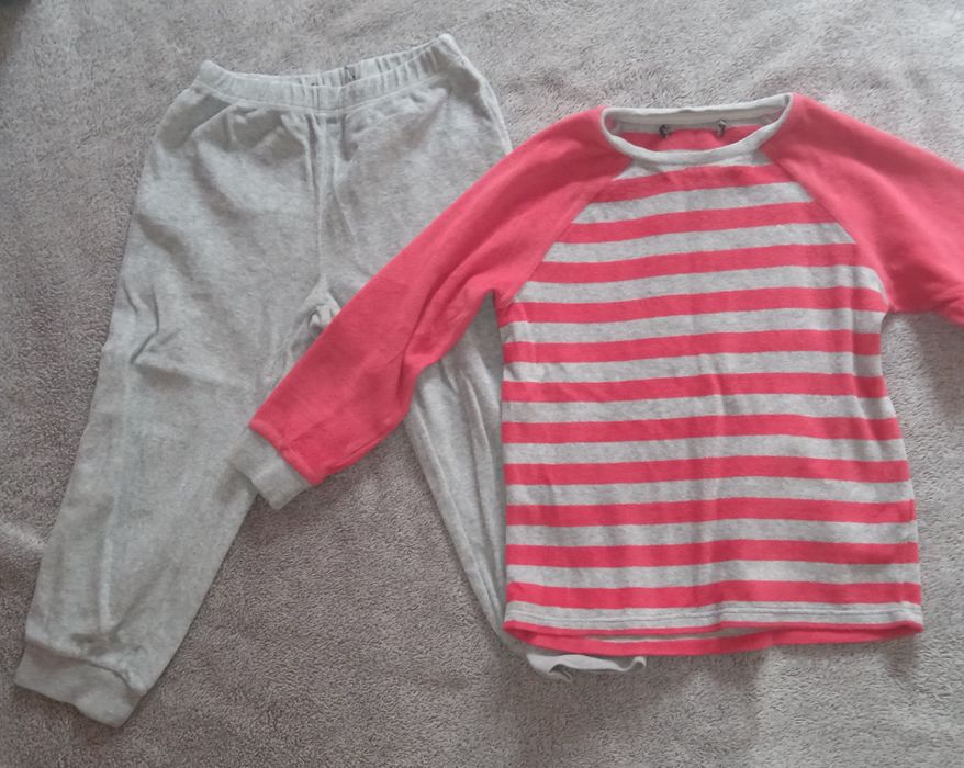 Pijamale marimea 104