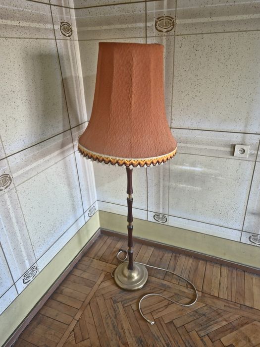 Лампы, тумбочки продаю по 200000