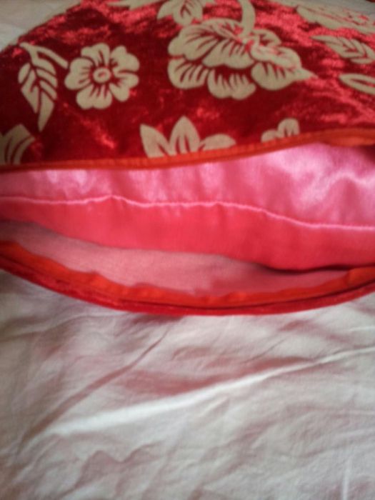 Продам две декоративные подушки, новые.