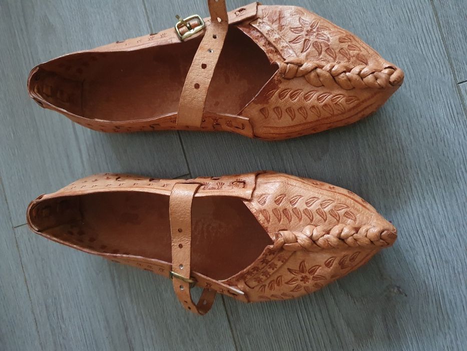 Opinci costum popular