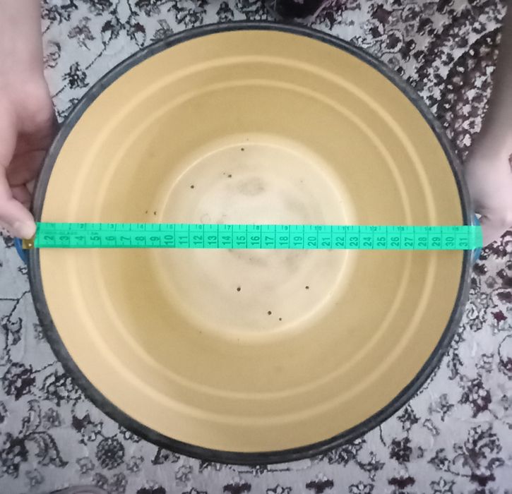 Большая эмалированная кастрюля на 20 литров