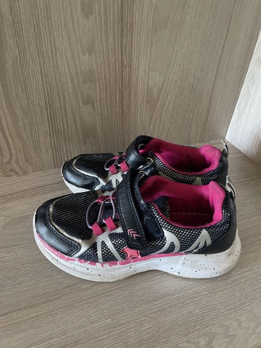 Кроссовки разные