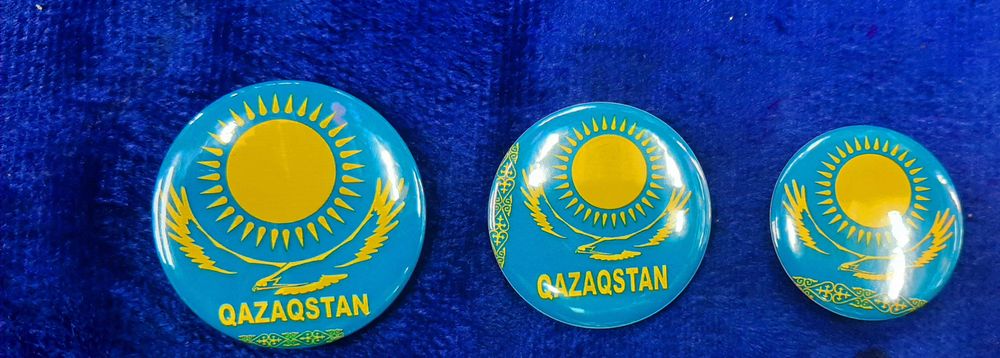 Брошка с гербом Казахстана.