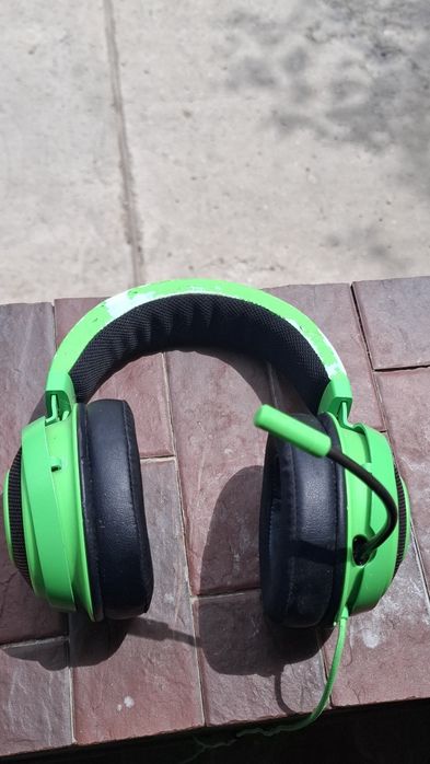 Vând căști Razer într-o stare foarte bună.