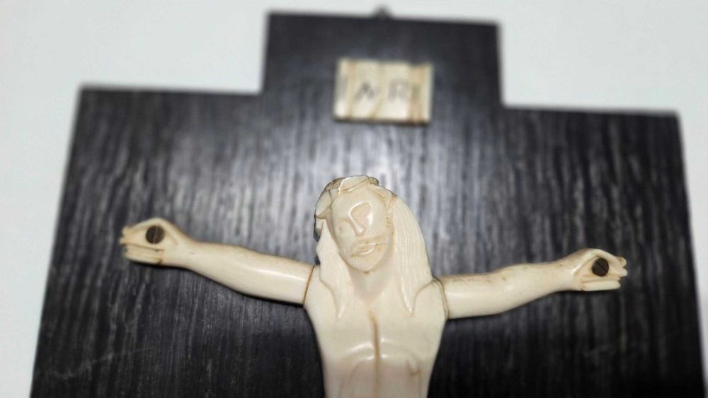 Lot de 2 crucifixuri din os si lemn