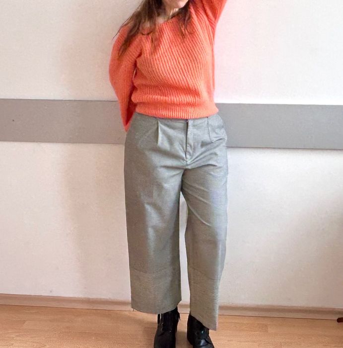 Блуза в прасковен корал и панталон Club Monaco със широки крачоли