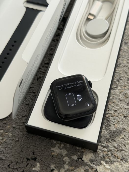 Apple Watch S7 45mm + нова каишка