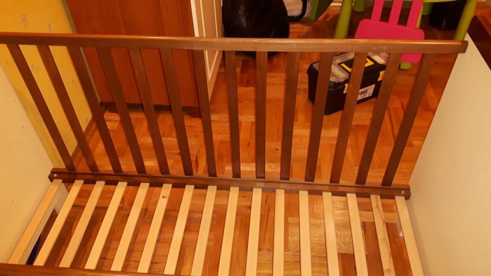 Продавам страхотен комплект креватче и обиколници