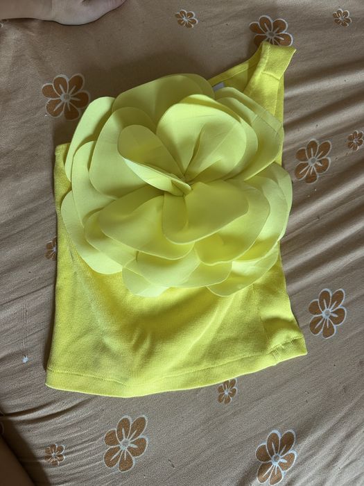 Maiou galben cu floare