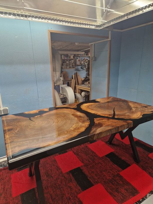 Холна маса от масивно дърво и епоксидна смола