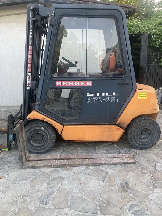 Vand la pachet trei stivuitoare