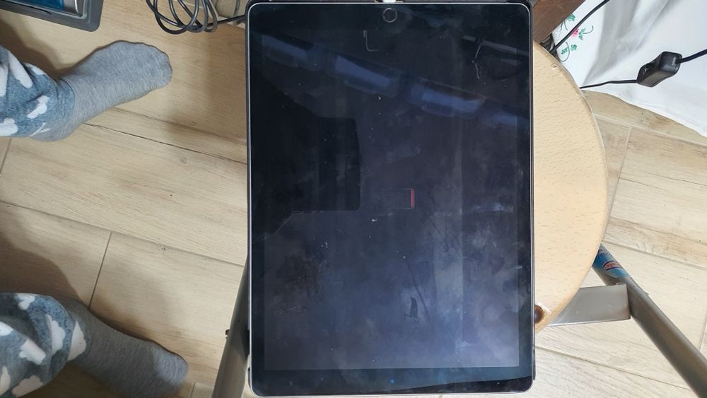 Vând două iPad Pro 12.9" (model A1652, A1670 2015) cu ecran spart  și una bună