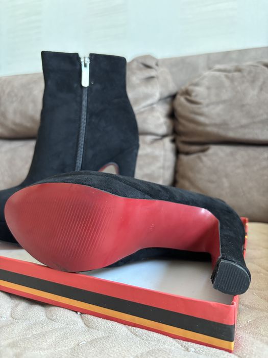 Продам осенне весенние ботинки 35 размера