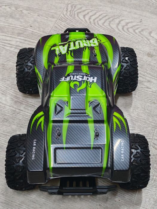 Продаётся SNEAK rasing car. Машина радио управлением час 25км. 8+