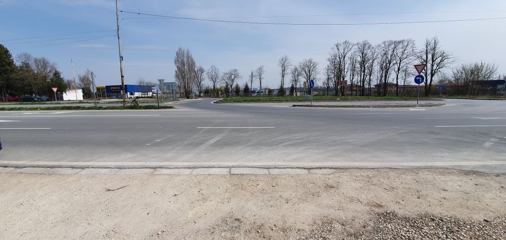 Дава се под наем Офис в Добрич, Добротица - Варненска - 1500 кв.м за 1275 € - Снимка #1