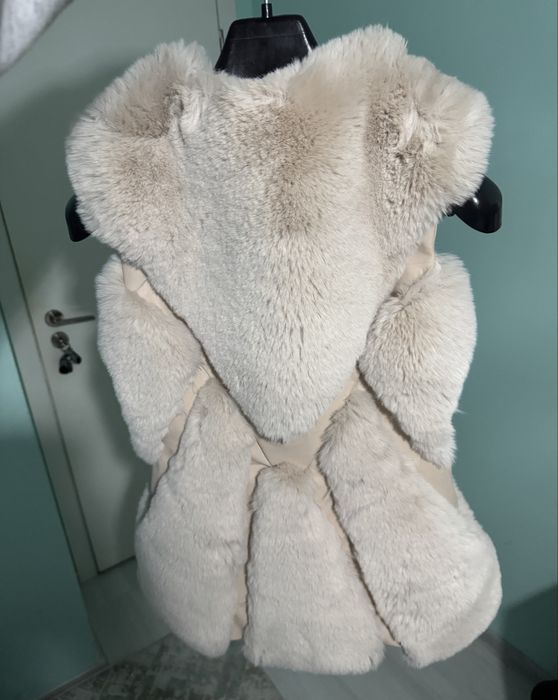 Дамски пухкав елек в бежов цвят