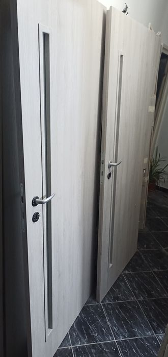 Șase uși pentru interior cu geam mat și toc reglabil,  de calitate sup