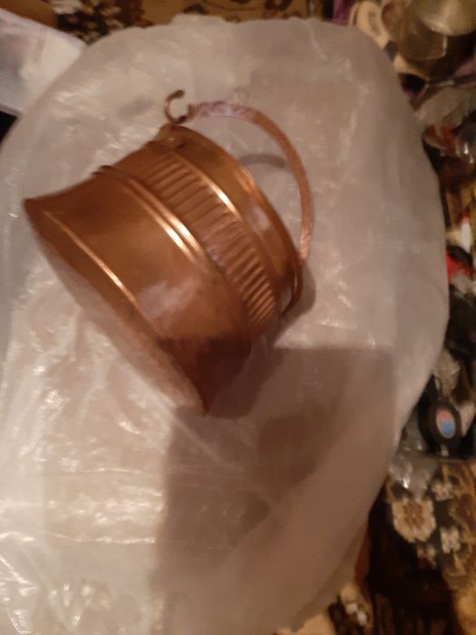 Медно котле с размери  високо.11см  диаметър. 16 см.чисто медно и не п