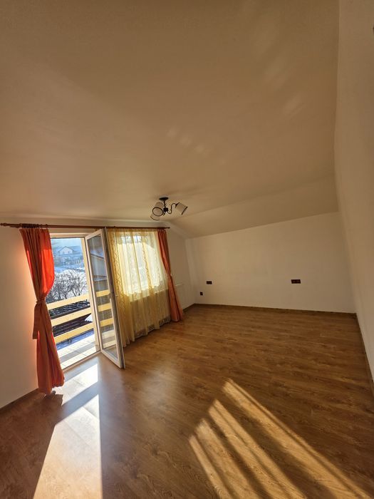 Vând casa la intrarea in comuna Bascov