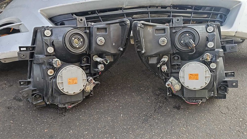 Фары на Nissan Elgrand