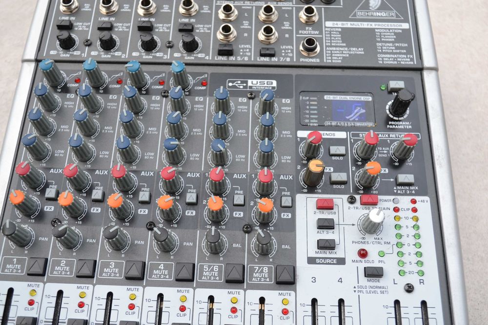 Mixer Behringer XENYX model X 1204 USB