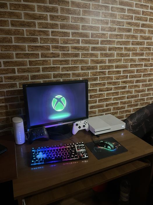 Продавам xbox one s 1TB