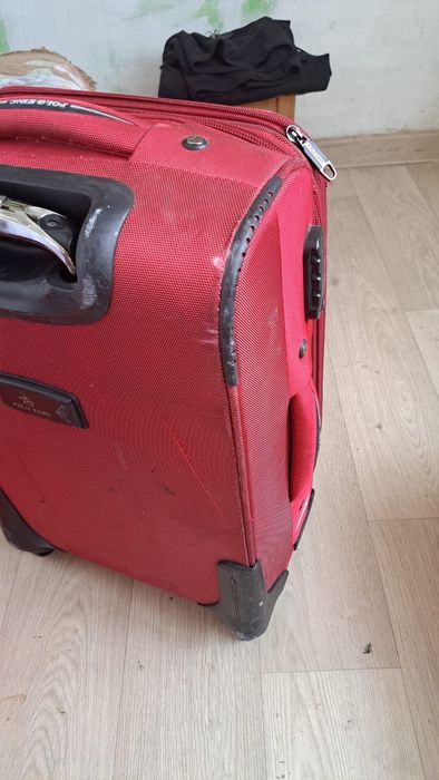 Красный чемодан портфель