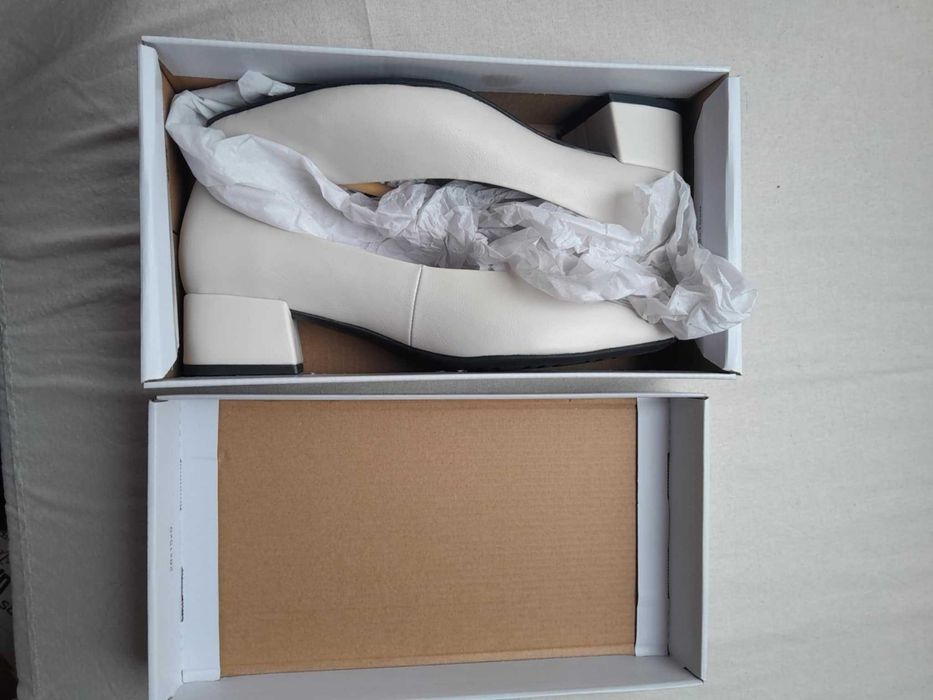 Бели обувки Marco Tozzi, немски, р-р 37, кожени, с малък ток, елегант