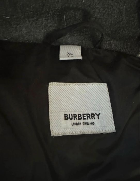 Geaca Burberry, nouă