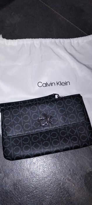 Vând geanta dama Calvin Klein Radu Negru •