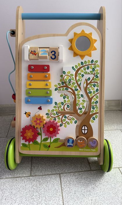 Дървен уокър / проходилка New Classic toys