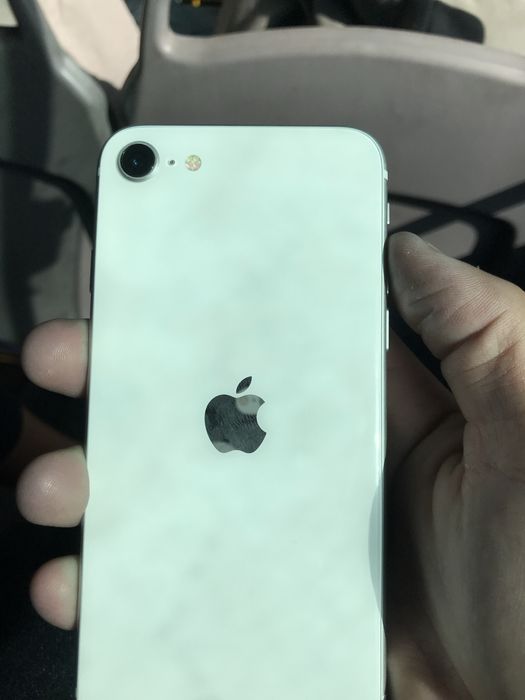 Айфон SE в идеальном состояние