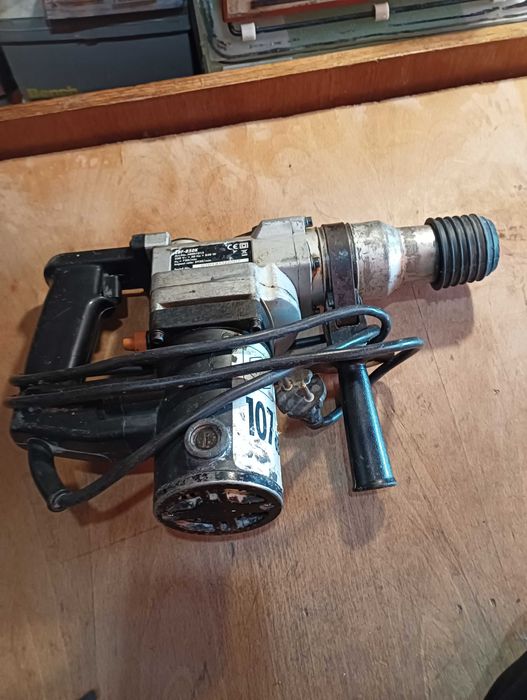 Продавам перфоратор