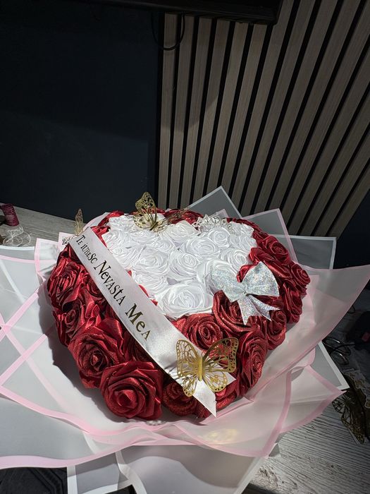 Buchet realizat din 51 trandafiri din satin