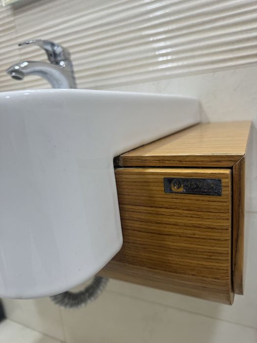 Раковинас водостойкой панелью с зеркалом