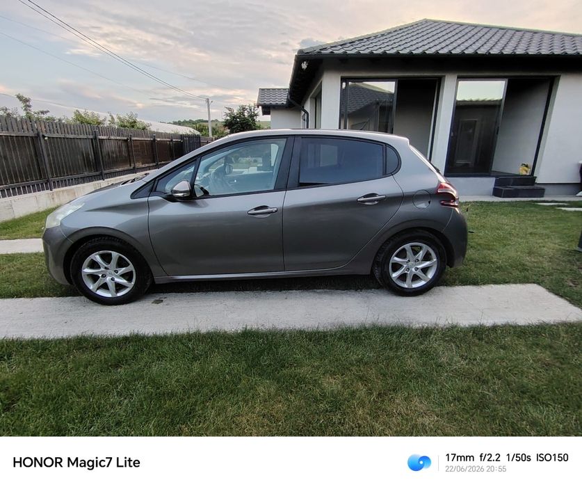 Vând Peugeot 208