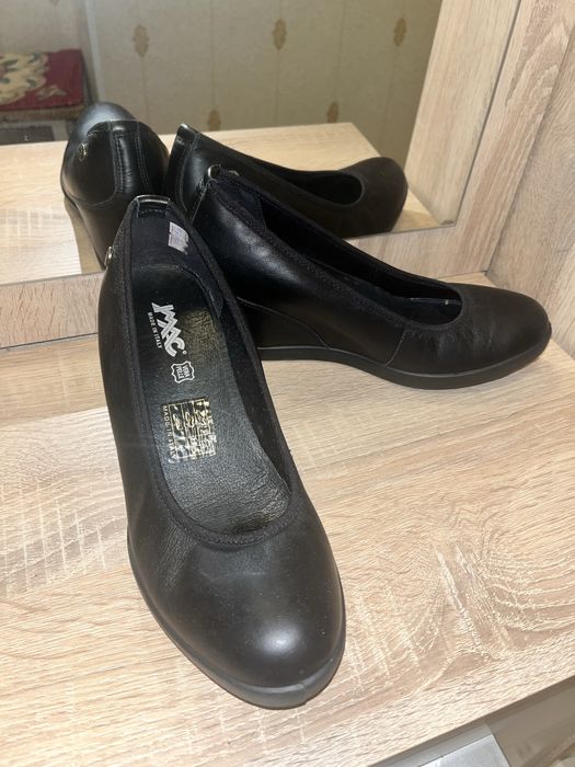 Продаем качественные четыре пары обуви б/у