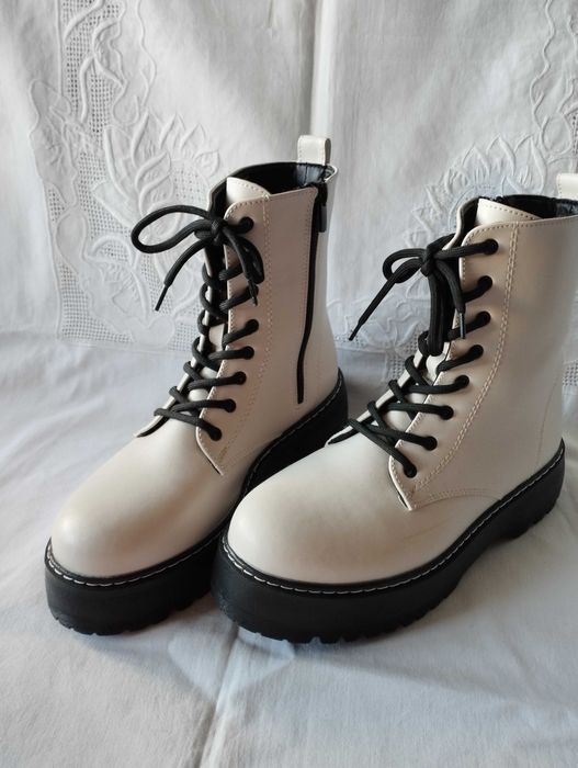 Зимни дамски боти с грайфери, бели с черна подметка