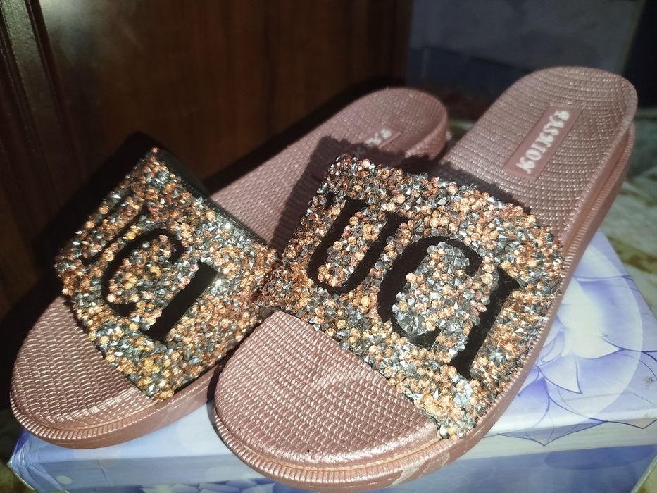 Хаммаси енги ойок кийимла сотилади