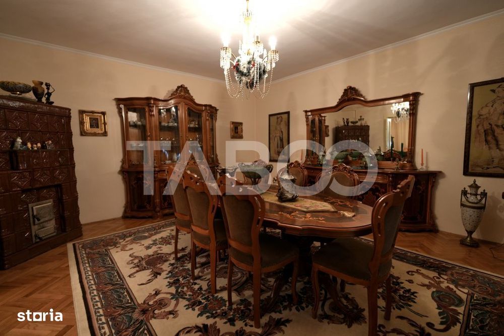 Casa individuala de vanzare cu 5 camere 2 balcoane zona Centrala