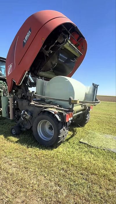 Baloți înfoliați de lucerna, 800 kg balotul.
